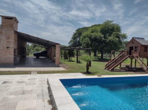Casa con piscina, parrilla y más House with pool grill and more